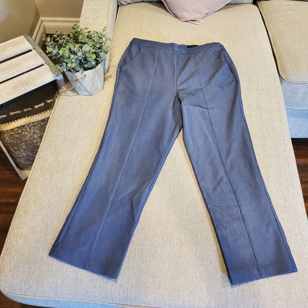 Brand new BCBGMAXAZRIA crop pant size 4 XS S M